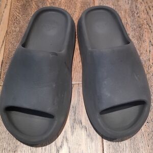 Adidas - Yeezy - Youth - Slides - Size 6 - Black